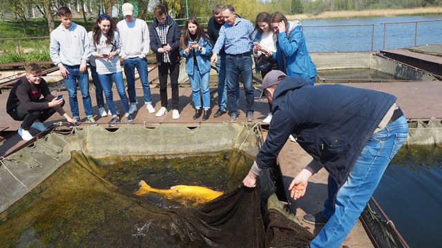 Біля садків лабораторії гідробіомеліоризації.